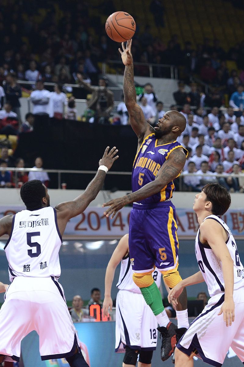 haha体育官网-布莱顿发布备战花絮，关键时刻官宣签约，CBA常规赛任务艰巨，身体对抗强度拉满